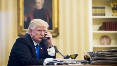 USA:s president Donald Trump talar i telefon med Australiens premiärminister