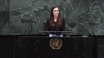 Sanna Marin står i talarbåset i FN:s generalförsamling. 