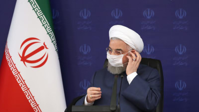 President Hassan Rouhani med ett ansiktsskydd på.