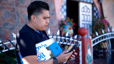 Ricardo Alonzo Ugalde tittar på sin telefon