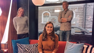 Programledaren Sonja Kailassaari, statsminister Sanna Marin i soffan och programledare Janne Grönroos i Efter Nios studio på behörigt avstånd från varandra.