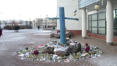 Utanför Myyrmanni efter bombdådet 2002