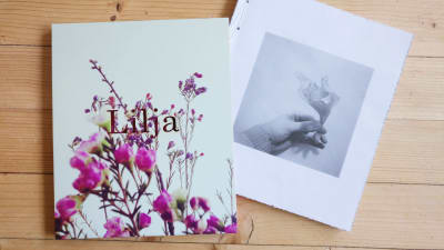Johannes Rompapnens fotobok "Lilja" på ett träbord.