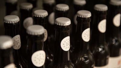 Ölflaskor av glas.