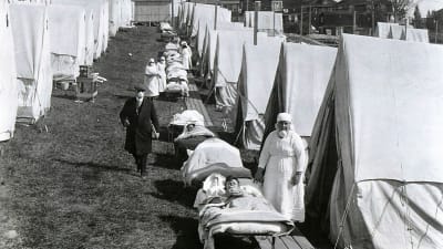 Tältsjukhus i Brookline, Massachusetts, för insjuknade i Spanska sjukan, där läkare och sjuksköterskor tar hand om influensafall. Oktober 1918.