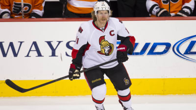 NHL-spelaren Daniel Alfredsson utan puck under match.