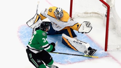 Pekka Rinne räddar ett skott.