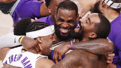 LeBron James firar NBA-titel med sina lagkamrater.