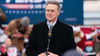 Republikanen David Perdue försvarar sin senatorspost i dubbelvalet i Georgia den 5 januari 2021.