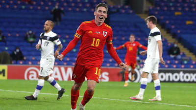 Harry Wilson jublar efter ett mål. 