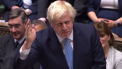 Premiärminister Boris Johnson gestikulerar under natten debatt i det brittiska parlamentet