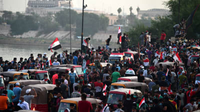 Regeringen utlyste utegångsförbud i Bagdad på grund av de omfattande regeringskritiska protesterna som började för nästan en månad sedan  