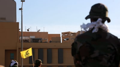 USA har skickat militära förstärkningar till ambassaden som skydda av amerikanska marinsoldater och irakiska regeringssoldater  