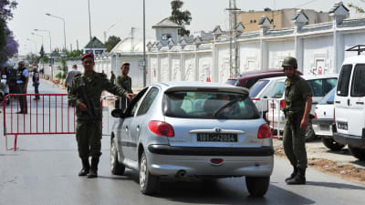 Soldater utanför kasernen i Tunis där en soldat öppnade eld mot sina kolleger.