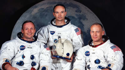 Tre män i rymddräkter. Från vänster Neil Armstrong, Michael Collins och Buzz Aldrin.