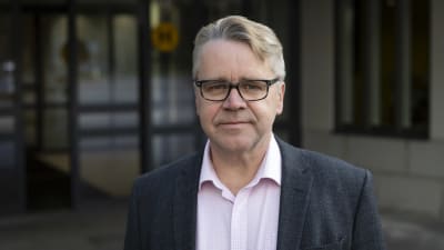 Kristdemokraternas riksdagsledamot Peter Östman i halvbild utomhus.