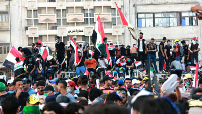Tusentals människor har slagit läger på Tahrir-torget i centrum av Bagdad