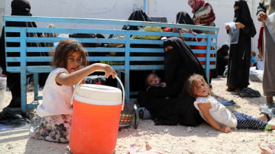 Isis-taistelijan vaimo ja lapset al-Holin leirillä kesäkuussa.