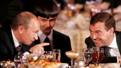 Rysslands premiärminister Vladimir Putin och Rysslans president Dmitrij Medvedev har roligt över en middag