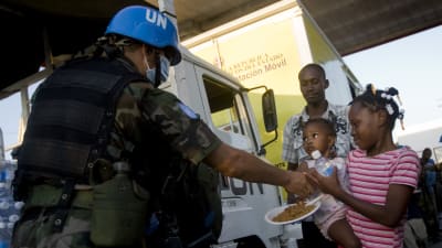 FN-soldat ger vatten och mat