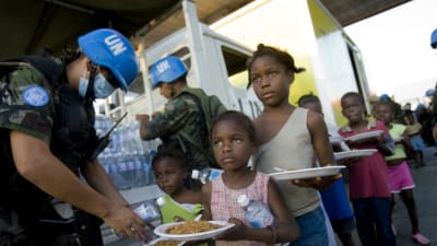 Barn på Haiti får mat