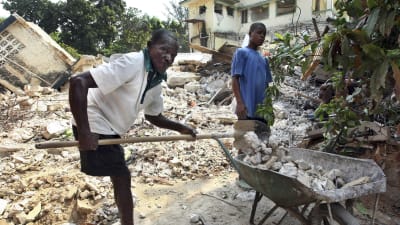 Haitierna fortsätta röja efter skalvet i januari
