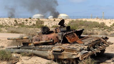 Utbränd tank vid oljeterminalen vid Az Zuwaytina