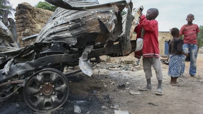 Barn inspekterar islamisternas förstörda fordon i Diabaly