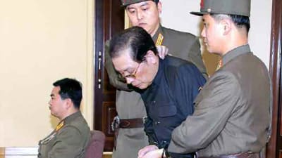 Jang Song-thaek inför militärdomstolen. Han ska ha avrättats genast efter rättegången.