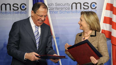 Rysslands utrikesminister Sergej Lavrov och USA:s tidigare utrikesminister Hillary Clinton i München 2011.