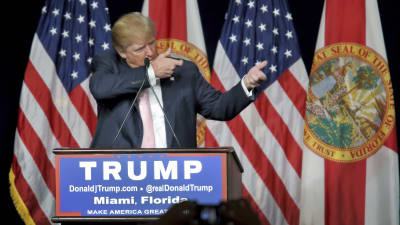 Donald Trump under ett valmöte i Florida.