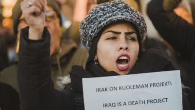 ung kvinna med skylt Iraq is a detah project