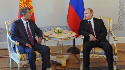 Vladimir Putin under ett möte med Kirgizistans president Almazbek Atambajev i S:t Petersburg 16.3.2015.