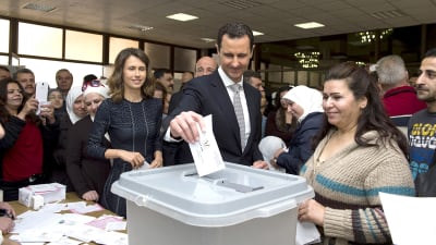Bashar al-Assad röstar i val i Syrien.