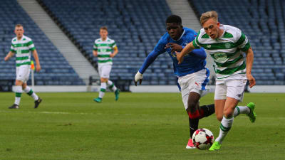 Rangers Serge Atakayi i Youth Cup-finalen 2017 i kamp om bollen med Calvin Miller från Celtic.