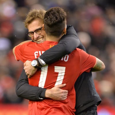 Jürgen Klopp omfamnar Roberto Firmino efter straffdramat som förde Liverpool till ligacupfinal.