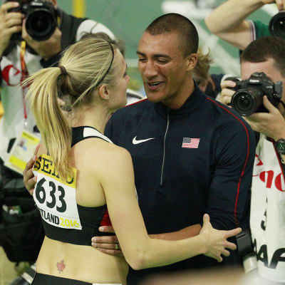 Ashton Eaton gratulerar Brianne Theisen-Eaton efter VM-guldet.