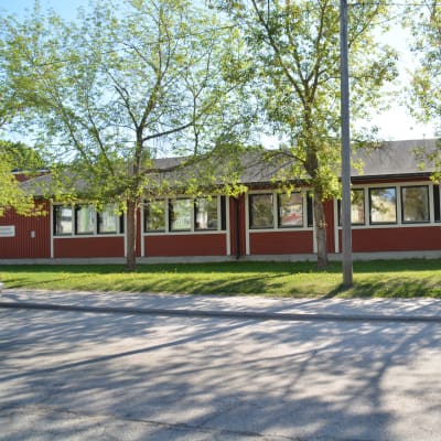 Ett rött hus som är Kila daghem i Karis.
