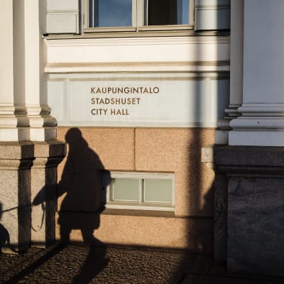 Helsingin Kaupungintalon seinälle heijastui varjoja 7. joulukuuta 2020.