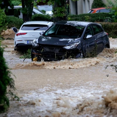 Parkerade bilar mitt i översvämningen.