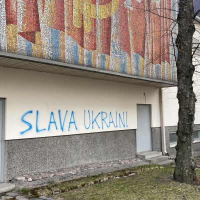 Venäjän tiede- ja kulttuurikeskuksen seinään on kirjoitettu Slava Ukraini.