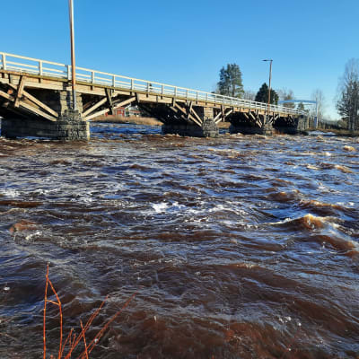 Pyhäjoki tulvii huhtikuussa vanhan sillan paikkeilla.