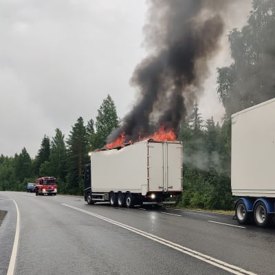 Kuorma-auton katto on liekeissä.