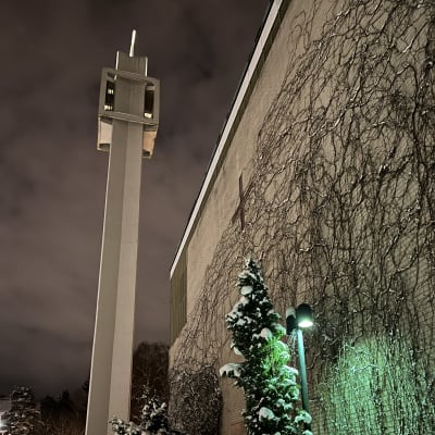 Munkkivuoren kirkko kuvattuna talvisena ja lumisena aamuna joulukuussa.