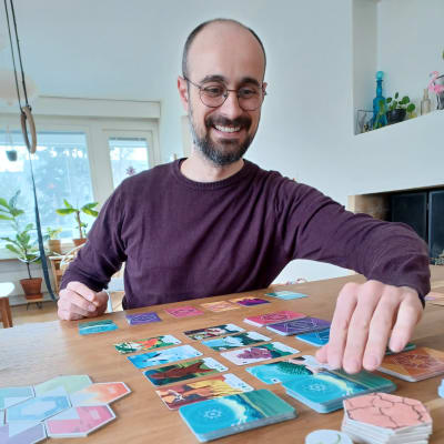 Speldesigner Abert Pinilla spelar sitt kortspel Ecosferia