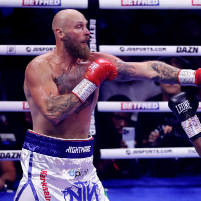Robert Helenius iskee Anthony Joshuaa Lontoon ammattilaisillassa 13. elokuuta 2023. 