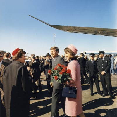 Presidentti John F. Kennedy ja Jacqueline Kennedy Dallasin lentokentällä vuonna 1963.
