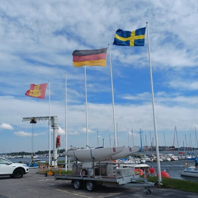 Tre flaggor i blåsten: Tysland, Sverige och Vasa stad.