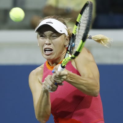 Caroline Wozniacki slår bollen.