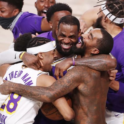 LeBron James firar NBA-titel med sina lagkamrater.